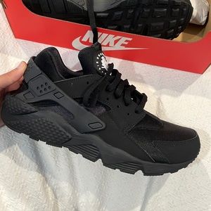 Nike air huarache (black, size 9.5)